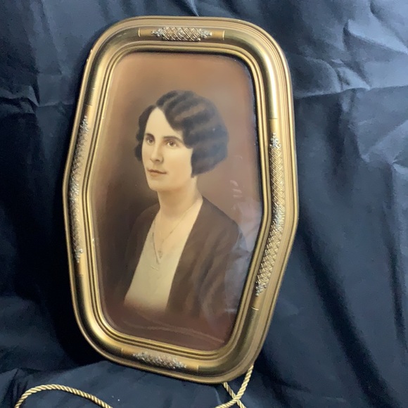 Antique convex bubble glass frame gold and silver tone with portrait of a woman - Picture 2 of 14